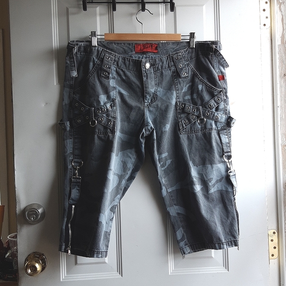 Tripp NYC Gray Camouflage Capris - Picture 11 of 13